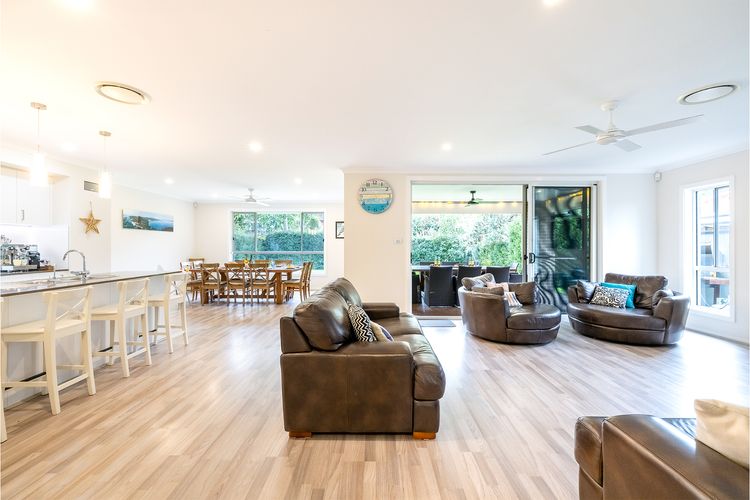 Big Wave At Shoal Bay, 8 Achilles St – large home with ducted air con, Wi-Fi and Linen