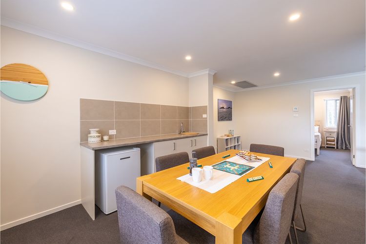 Big Wave At Shoal Bay, 8 Achilles St – large home with ducted air con, Wi-Fi and Linen