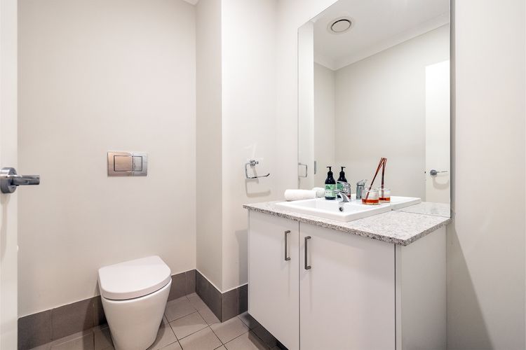 Big Wave At Shoal Bay, 8 Achilles St – large home with ducted air con, Wi-Fi and Linen