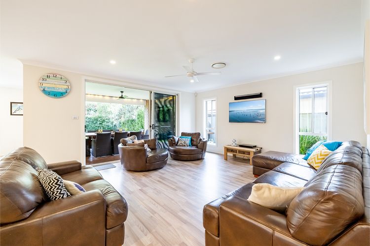 Big Wave At Shoal Bay, 8 Achilles St – large home with ducted air con, Wi-Fi and Linen