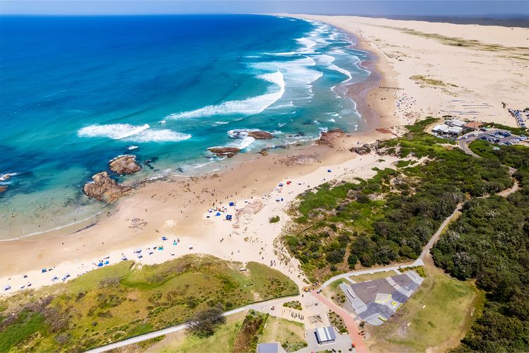 Five Pines Beach House at Birubi, 20 Robinson St – pet friendly, aircon and WiFi