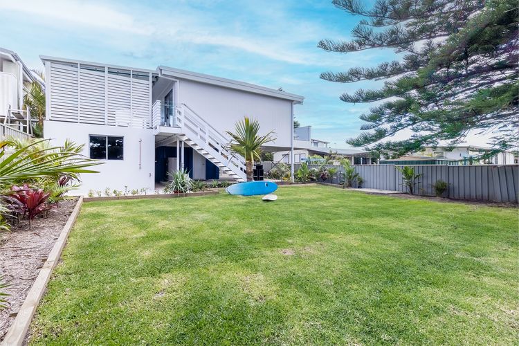 Five Pines Beach House at Birubi, 20 Robinson St – pet friendly, aircon and WiFi