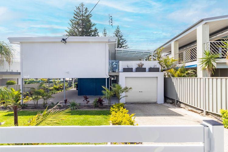 Five Pines Beach House at Birubi, 20 Robinson St – pet friendly, aircon and WiFi