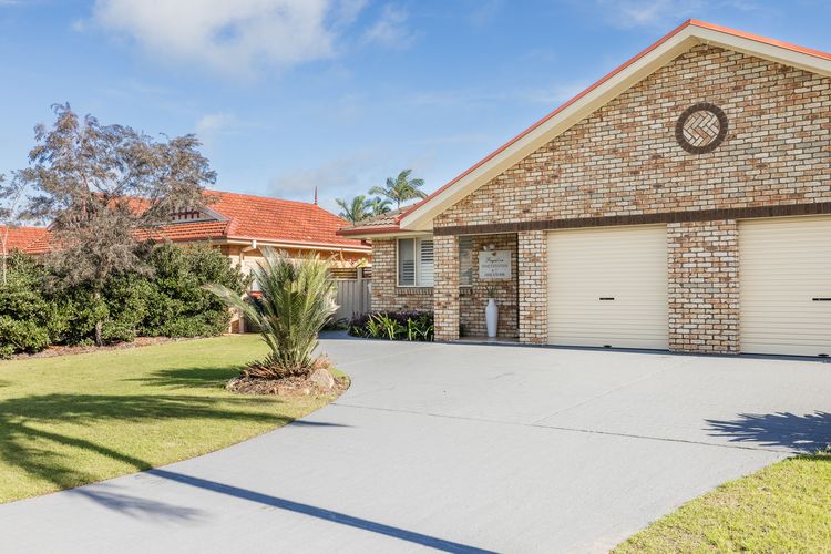 Fingal on Whitesands, 1/12 Whitesands Road – all on ground level with air con, wi-fi and boat parking