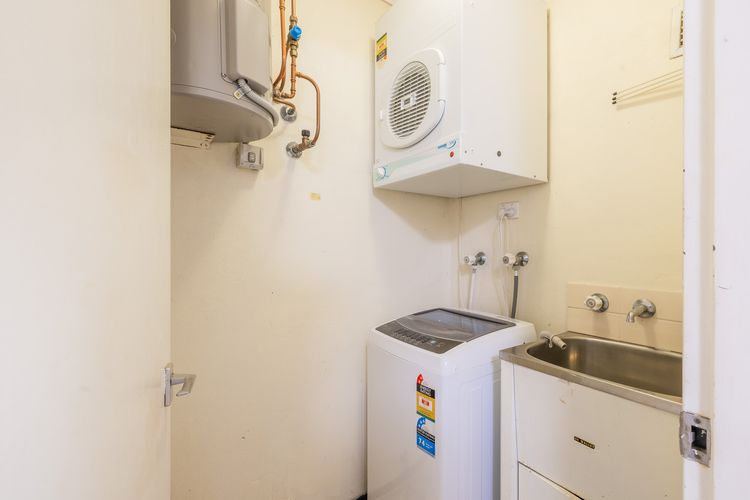 Mistral Court 13, 17 Mistral Close – walk across to Little Beach