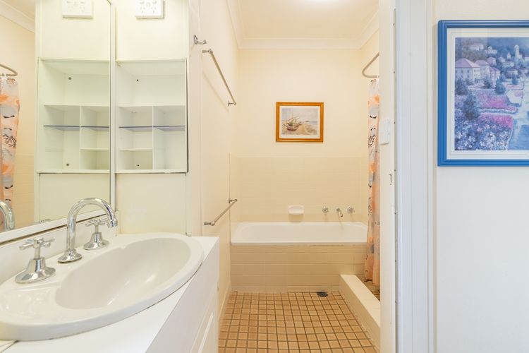 Mistral Court 13, 17 Mistral Close – walk across to Little Beach