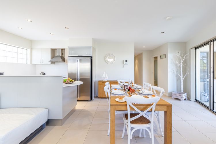 Bay Break, 1/25 Voyager Cl – 50 metres to the waters edge, lift and air conditioning