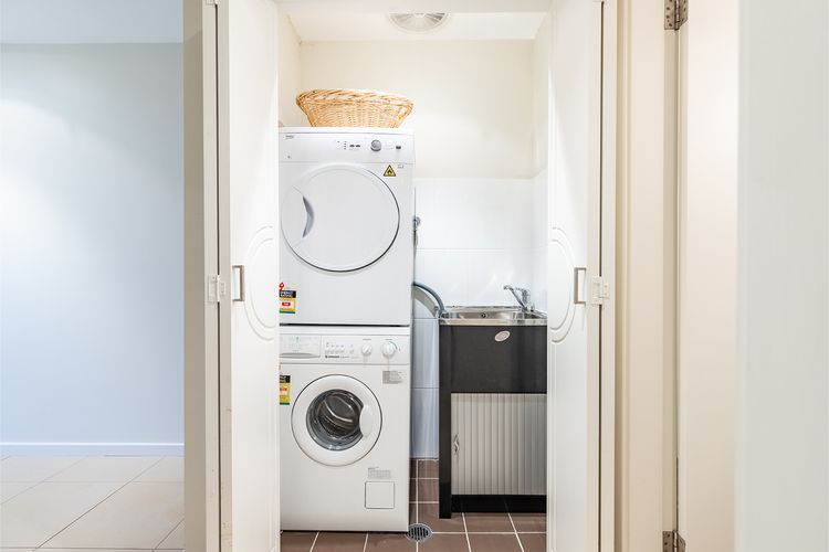 Bay Break, 1/25 Voyager Cl – 50 metres to the waters edge, lift and air conditioning