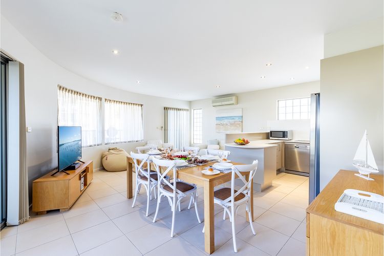 Bay Break, 1/25 Voyager Cl – 50 metres to the waters edge, lift and air conditioning