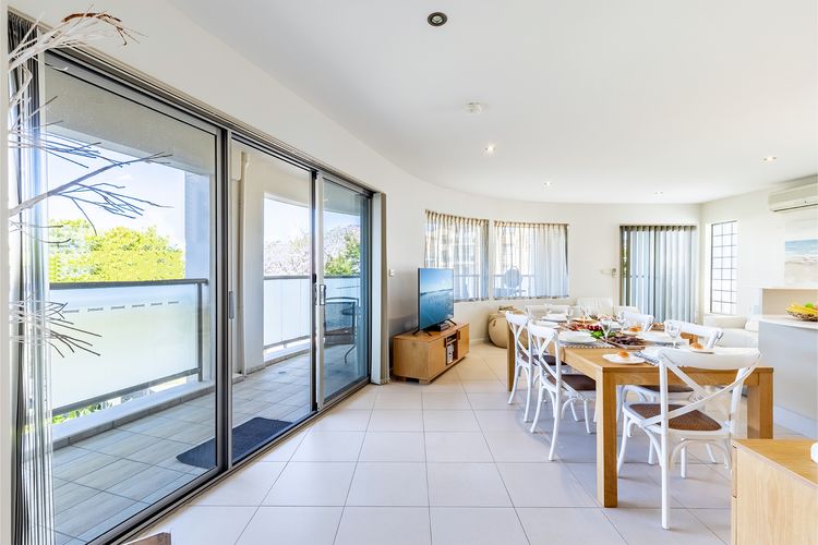 Bay Break, 1/25 Voyager Cl – 50 metres to the waters edge, lift and air conditioning