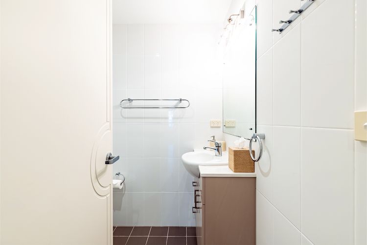 Bay Break, 1/25 Voyager Cl – 50 metres to the waters edge, lift and air conditioning