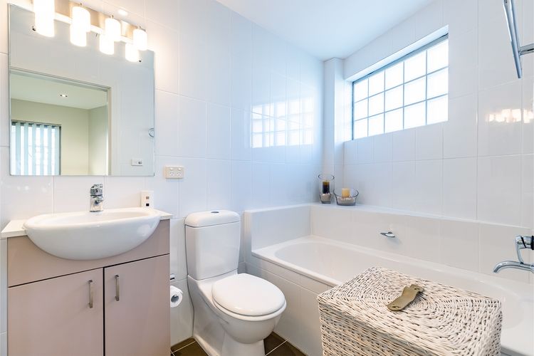 Bay Break, 1/25 Voyager Cl – 50 metres to the waters edge, lift and air conditioning