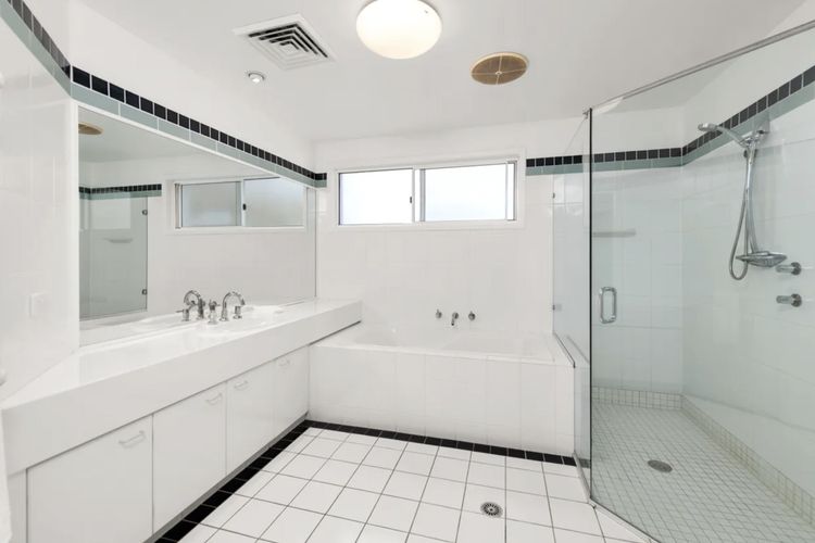 Waterfront Wonderland, 41 Foreshore Dr – stunning house with a lift, linen, Wi-Fi and ducted air conditioning