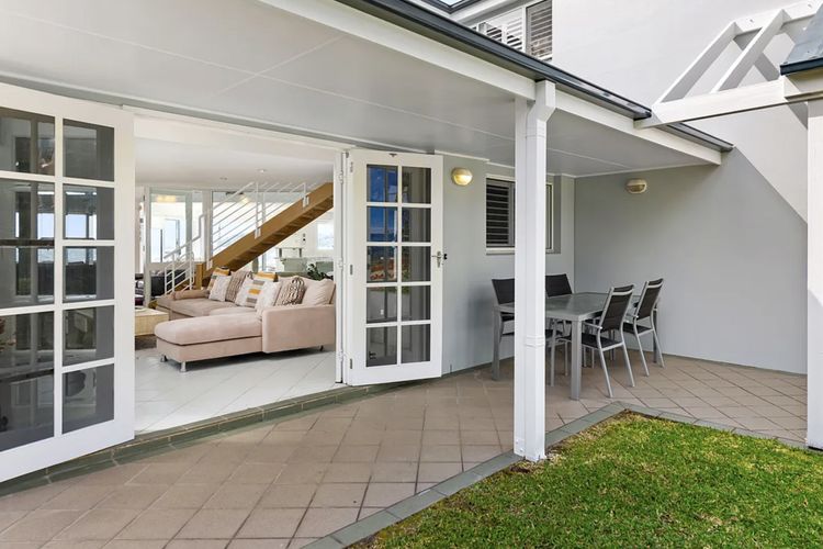 Waterfront Wonderland, 41 Foreshore Dr – stunning house with a lift, linen, Wi-Fi and ducted air conditioning