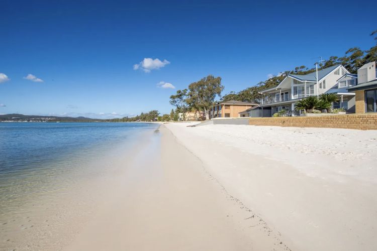 Waterfront Wonderland, 41 Foreshore Dr – stunning house with a lift, linen, Wi-Fi and ducted air conditioning