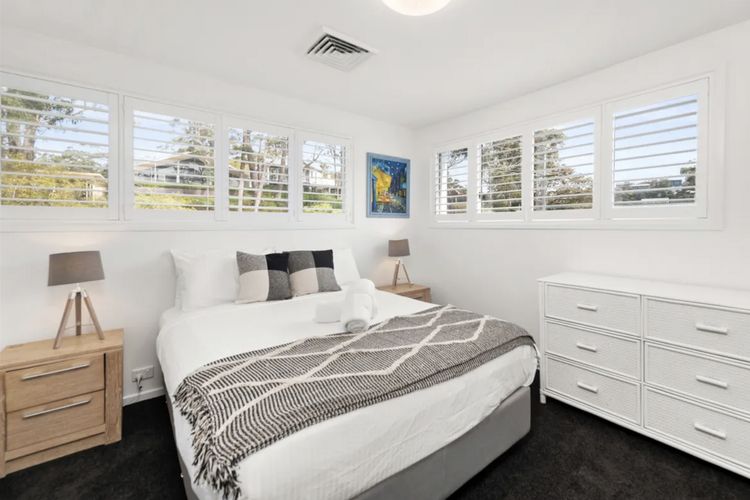 Waterfront Wonderland, 41 Foreshore Dr – stunning house with a lift, linen, Wi-Fi and ducted air conditioning