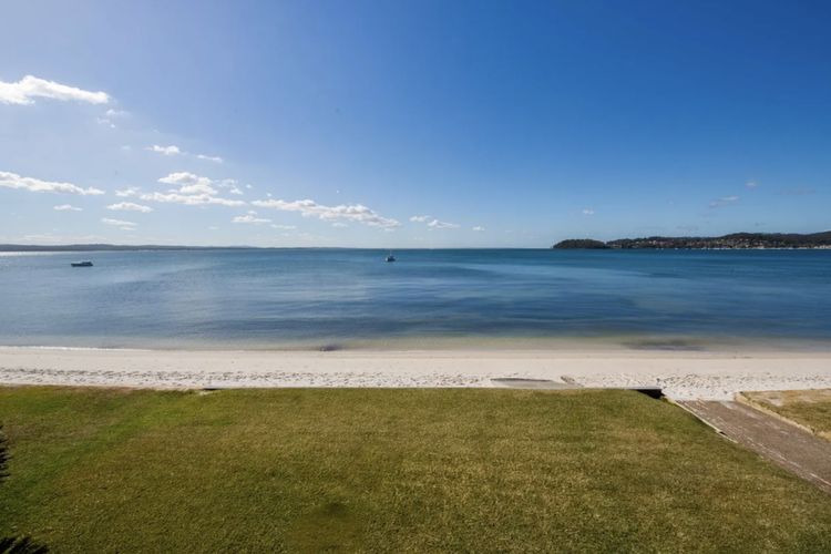 Waterfront Wonderland, 41 Foreshore Dr – stunning house with a lift, linen, Wi-Fi and ducted air conditioning