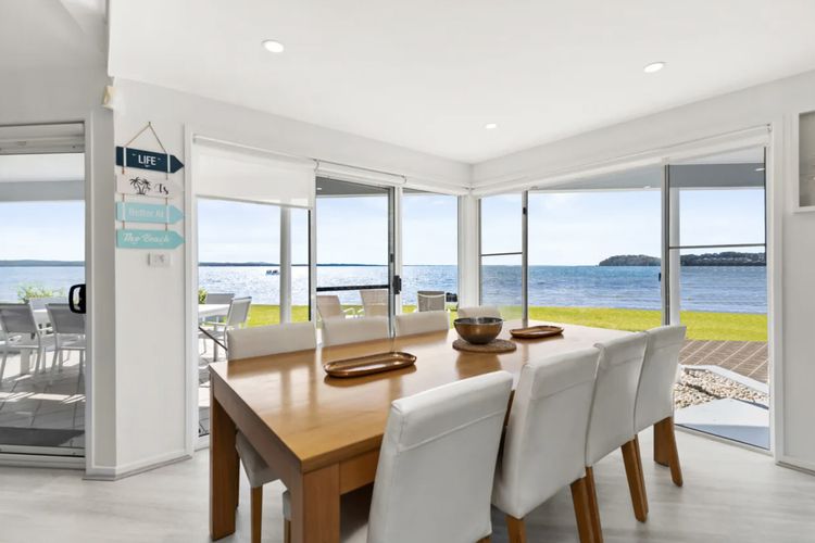 Waterfront Wonderland, 41 Foreshore Dr – stunning house with a lift, linen, Wi-Fi and ducted air conditioning