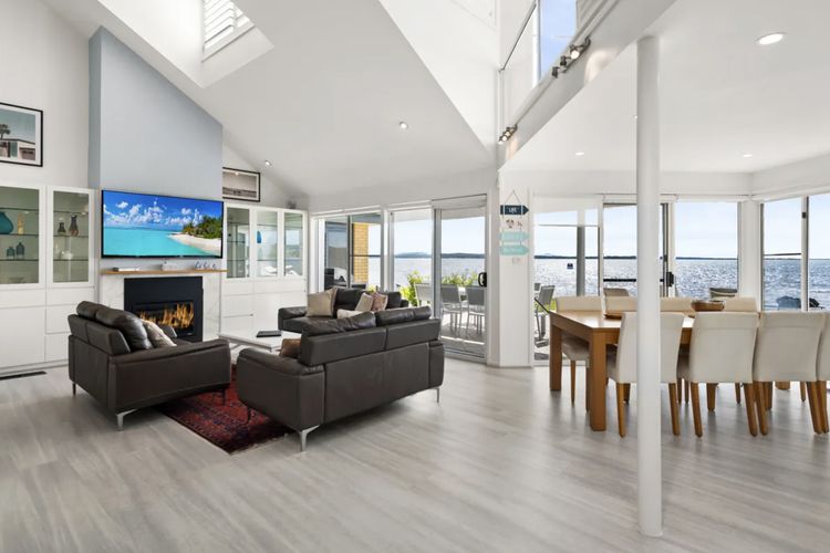 Waterfront Wonderland, 41 Foreshore Dr – stunning house with a lift, linen, Wi-Fi and ducted air conditioning