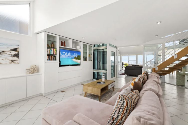 Waterfront Wonderland, 41 Foreshore Dr – stunning house with a lift, linen, Wi-Fi and ducted air conditioning