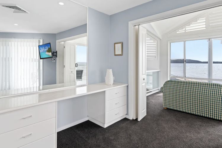 Waterfront Wonderland, 41 Foreshore Dr – stunning house with a lift, linen, Wi-Fi and ducted air conditioning