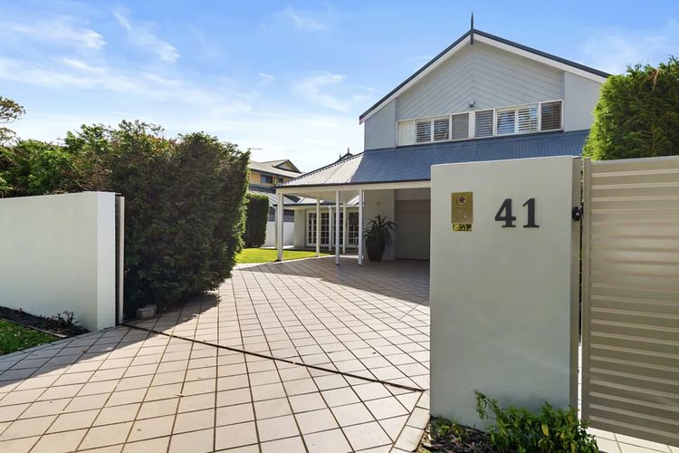 Waterfront Wonderland, 41 Foreshore Dr – stunning house with a lift, linen, Wi-Fi and ducted air conditioning