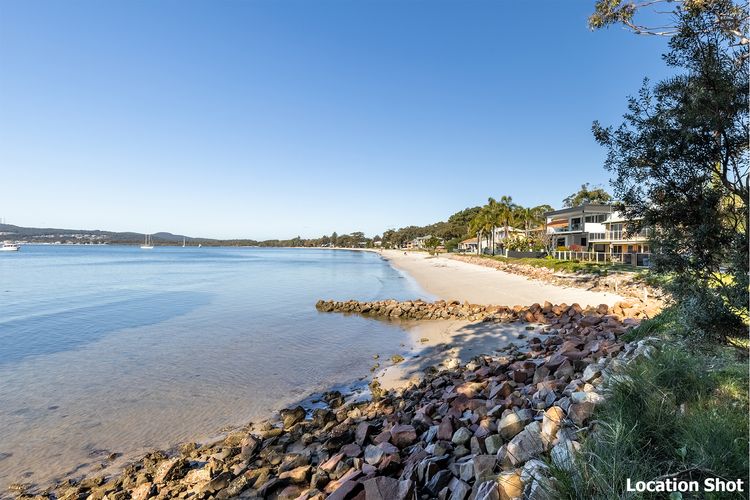 Waterfront Wonderland, 41 Foreshore Dr – stunning house with a lift, linen, Wi-Fi and ducted air conditioning