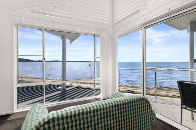 Waterfront Wonderland, 41 Foreshore Dr – stunning house with a lift, linen, Wi-Fi and ducted air conditioning