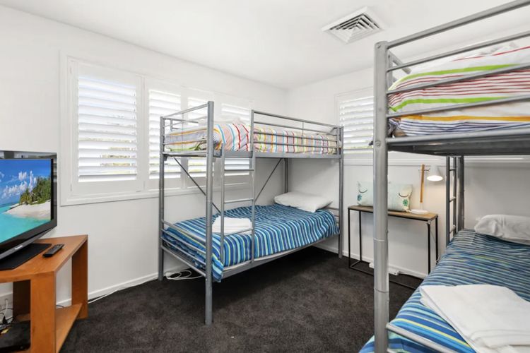Waterfront Wonderland, 41 Foreshore Dr – stunning house with a lift, linen, Wi-Fi and ducted air conditioning