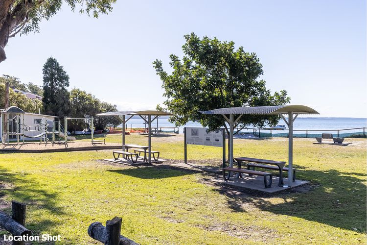 Waterfront Wonderland, 41 Foreshore Dr – stunning house with a lift, linen, Wi-Fi and ducted air conditioning
