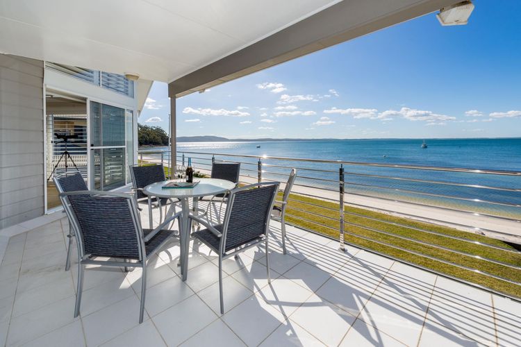Waterfront Wonderland, 41 Foreshore Dr – stunning house with a lift, linen, Wi-Fi and ducted air conditioning