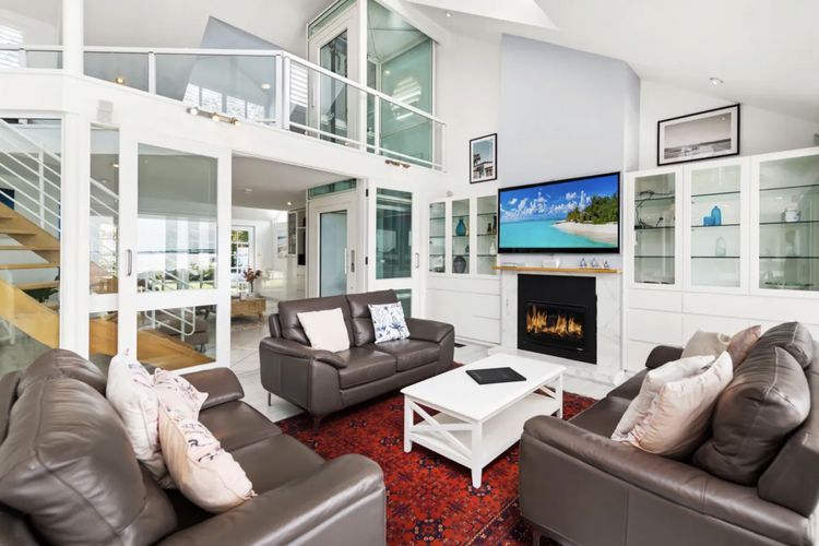 Waterfront Wonderland, 41 Foreshore Dr – stunning house with a lift, linen, Wi-Fi and ducted air conditioning