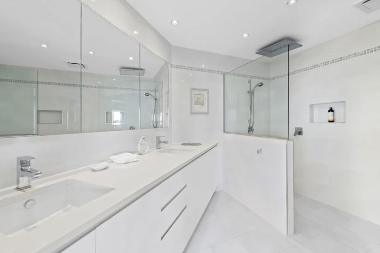 Waterfront Wonderland, 41 Foreshore Dr – stunning house with a lift, linen, Wi-Fi and ducted air conditioning
