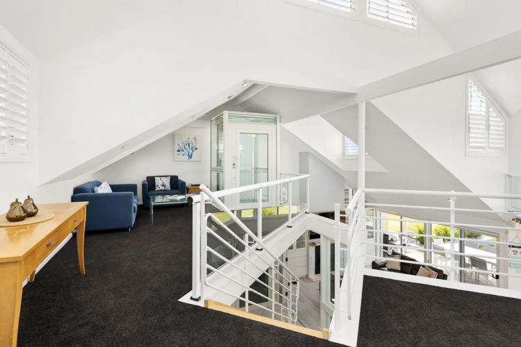 Waterfront Wonderland, 41 Foreshore Dr – stunning house with a lift, linen, Wi-Fi and ducted air conditioning