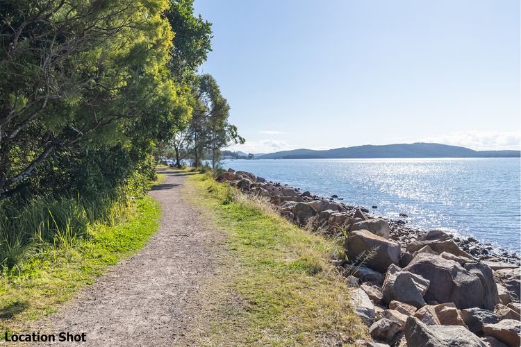 Waterfront Wonderland, 41 Foreshore Dr – stunning house with a lift, linen, Wi-Fi and ducted air conditioning