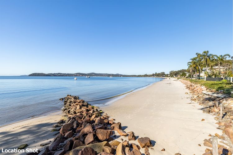 Waterfront Wonderland, 41 Foreshore Dr – stunning house with a lift, linen, Wi-Fi and ducted air conditioning