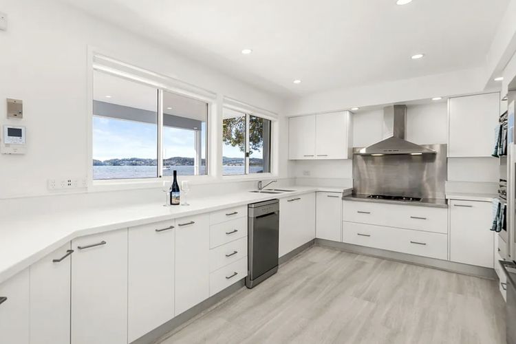 Waterfront Wonderland, 41 Foreshore Dr – stunning house with a lift, linen, Wi-Fi and ducted air conditioning
