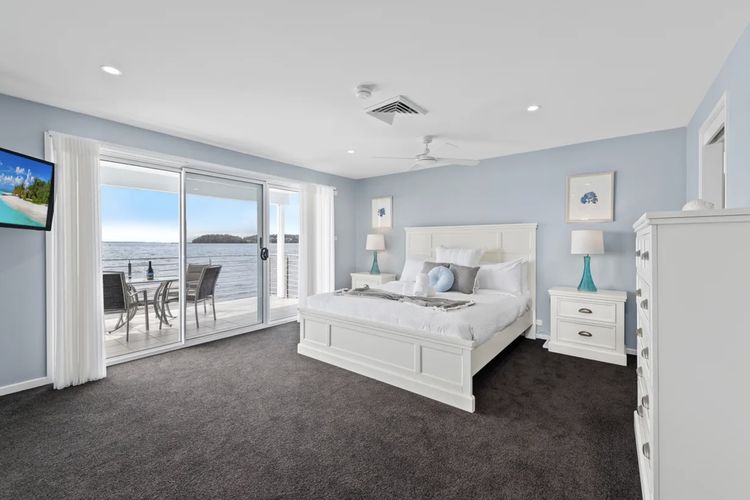 Waterfront Wonderland, 41 Foreshore Dr – stunning house with a lift, linen, Wi-Fi and ducted air conditioning