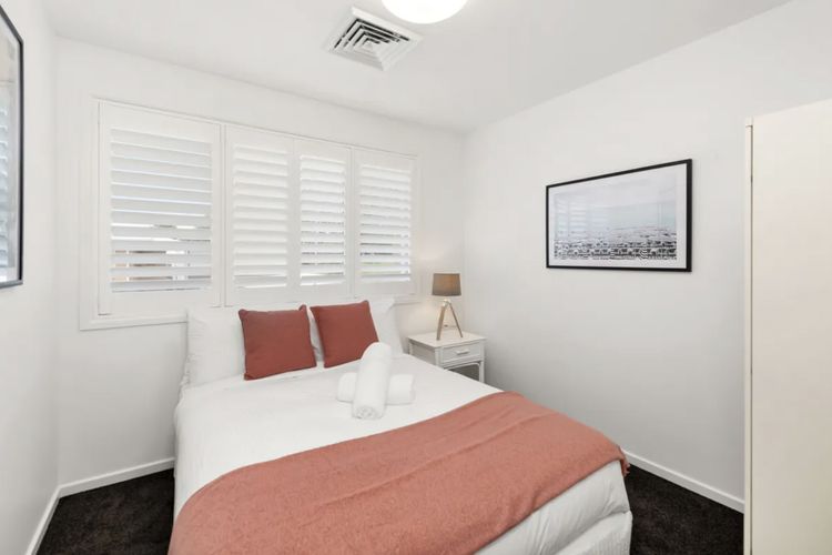 Waterfront Wonderland, 41 Foreshore Dr – stunning house with a lift, linen, Wi-Fi and ducted air conditioning