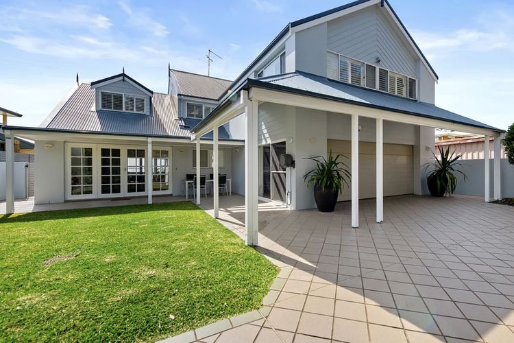Waterfront Wonderland, 41 Foreshore Dr – stunning house with a lift, linen, Wi-Fi and ducted air conditioning