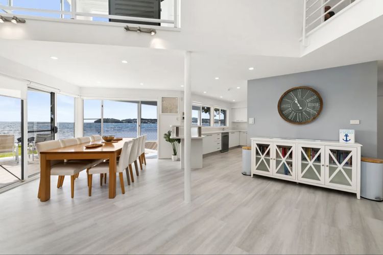 Waterfront Wonderland, 41 Foreshore Dr – stunning house with a lift, linen, Wi-Fi and ducted air conditioning
