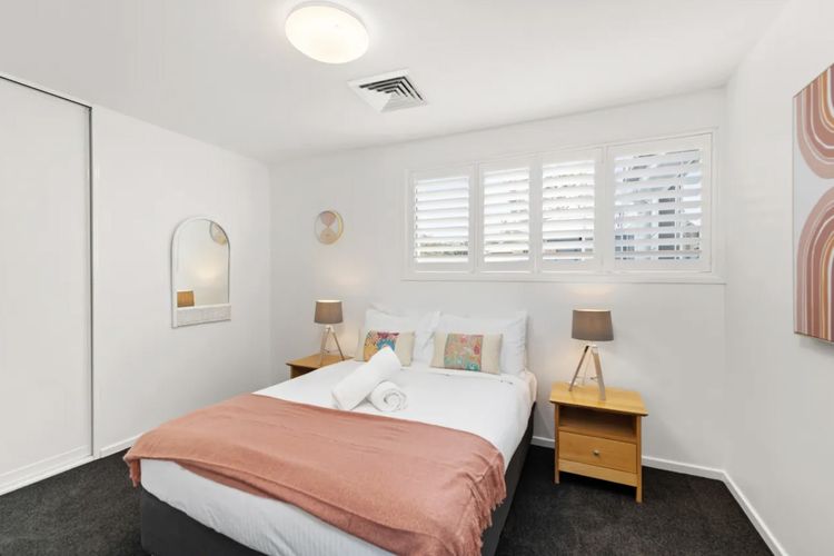 Waterfront Wonderland, 41 Foreshore Dr – stunning house with a lift, linen, Wi-Fi and ducted air conditioning