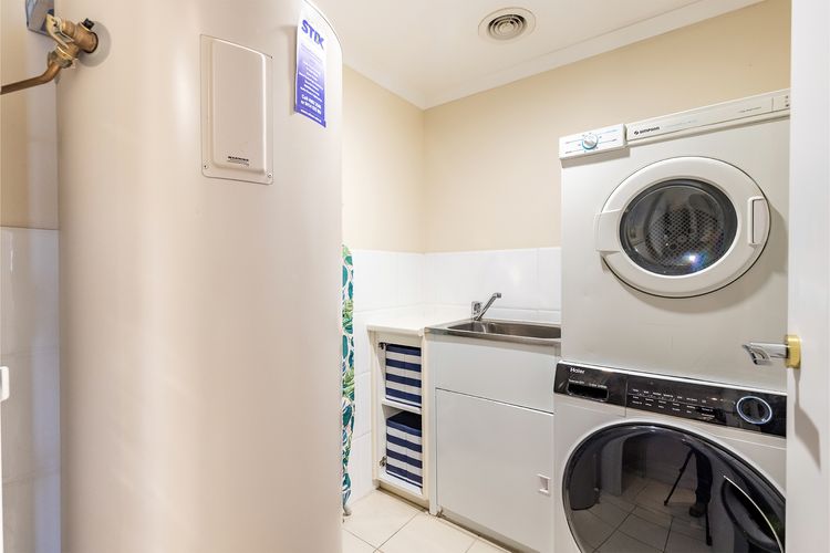 203 The Breakwater, 2 Messines St – magical unit with lift, pool, views and aircon