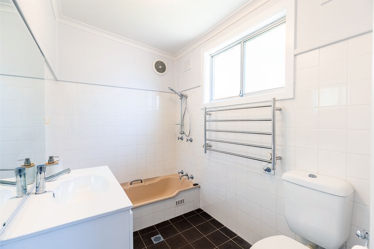 Dukes , 31 Gloucester St – spectacular water views and the added comfort of air conditioning and Wi-Fi