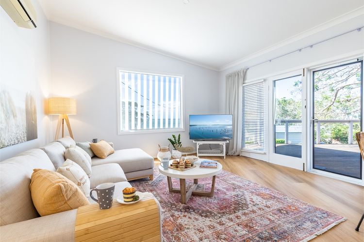 Dukes , 31 Gloucester St – spectacular water views and the added comfort of air conditioning and Wi-Fi