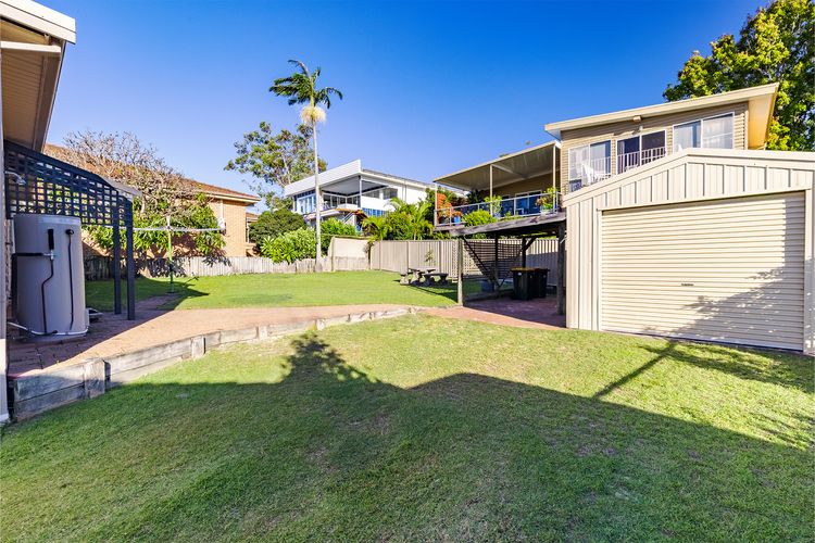 Dukes , 31 Gloucester St – spectacular water views and the added comfort of air conditioning and Wi-Fi