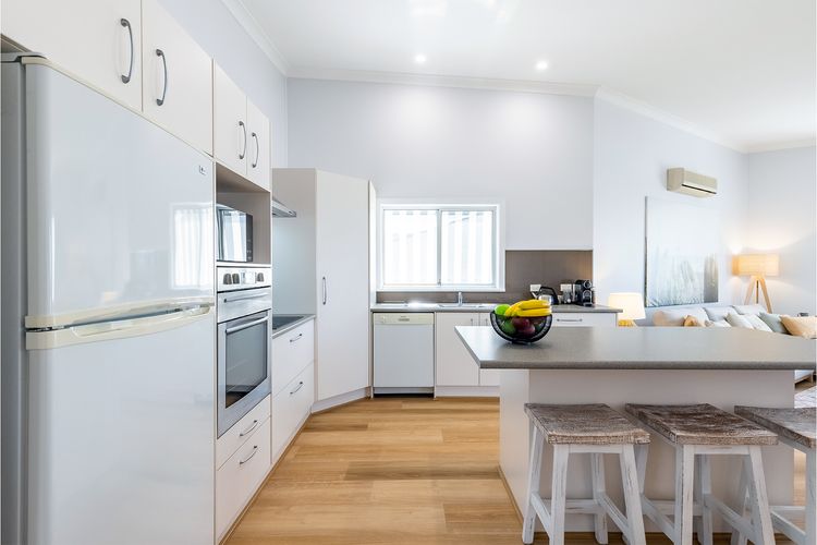 Dukes , 31 Gloucester St – spectacular water views and the added comfort of air conditioning and Wi-Fi