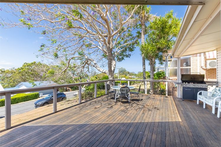 Dukes , 31 Gloucester St – spectacular water views and the added comfort of air conditioning and Wi-Fi