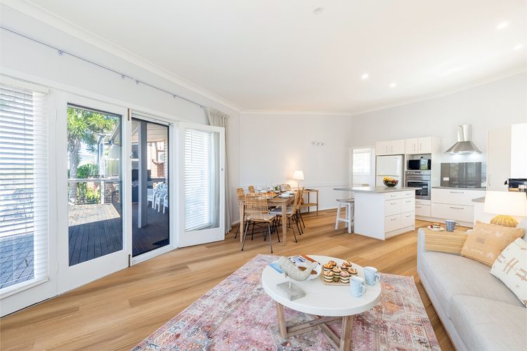 Dukes , 31 Gloucester St – spectacular water views and the added comfort of air conditioning and Wi-Fi