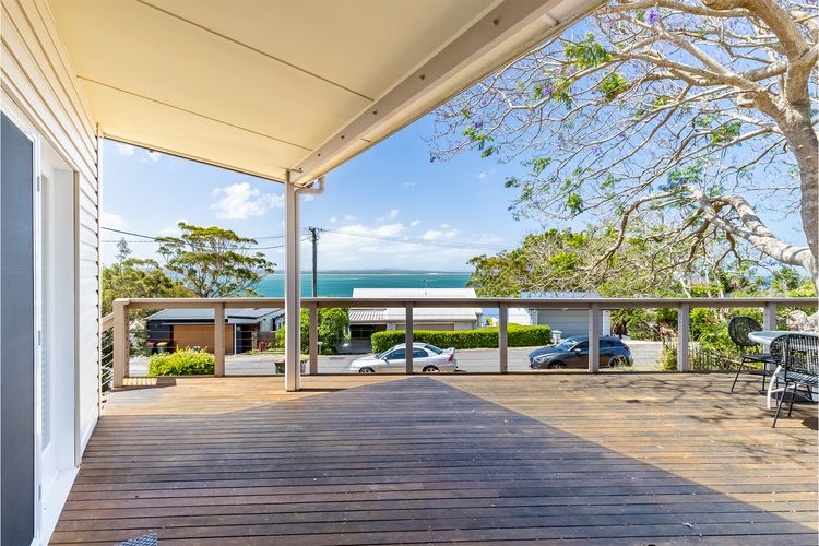 Dukes , 31 Gloucester St – spectacular water views and the added comfort of air conditioning and Wi-Fi